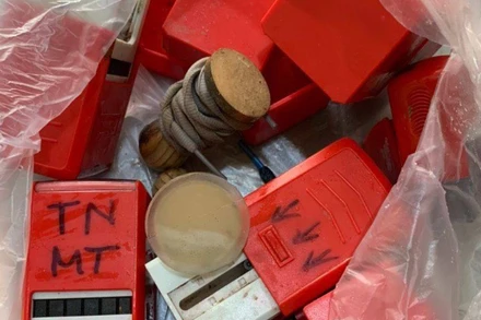 Các con dấu giả được cơ quan chức năng thu giữ.