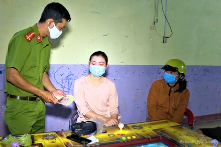 Đội Cảnh sát hình sự, Công an thành phố Buôn Ma Thuột bắt quả tang nhiều người đến hai tụ điểm cà-phê Anh Sơn chơi Game bắn cá thắng thua bằng tiền.