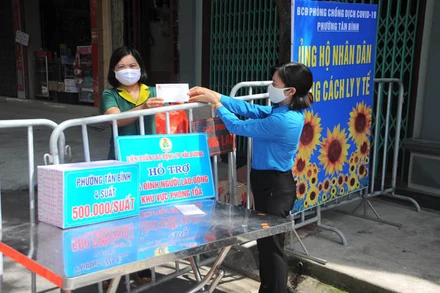 LĐLĐ TP Hải Dương tặng quà người lao động trong khu dân cư bị phong tỏa.