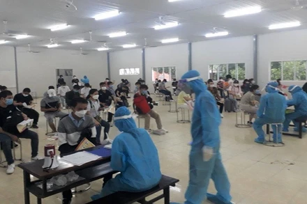 Nhân viên y tế lấy thông tin cá nhân công dân trở về từ Hàn Quốc.