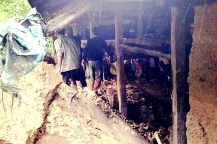 Bức tường nhà bằng đất bị ngấm nước đổ sập, khiến một người dân tử vong, ở xã Hoàng Thu Phố (Bắc Hà - Lào Cai), sáng 25-8.