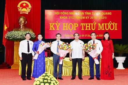 Đồng chí Chẩu Văn Lâm, Ủy viên T.Ư Đảng, Bí thư Tỉnh ủy Tuyên Quang (đứng thứ 3 từ trái sang) và lãnh đạo HĐND tỉnh tặng hoa chúc mừng các đồng chí được bầu giữ chức vụ Chủ tịch UBND tỉnh và Phó Chủ tịch UBND tỉnh nhiệm kỳ 2016-2021