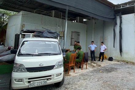 Lực lượng chức năng lập biên bản thời điểm kiểm tra, ngày 21-7.