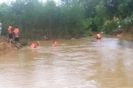 Lực lượng Cảnh sát PCCC và cứu hộ, cứu nạn Công an tỉnh Vĩnh Phúc đã có mặt tại hiện trường tìm kiếm nạn nhân.