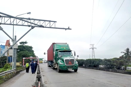 Thanh tra Sở Giao thông vận tải Hải Phòng và Hải Dương phối hợp thực hiện ngăn chặn xe quá tải.