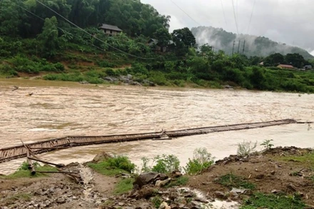Cầu tạm sang bản Lầm, xã Trung Tiến, huyện Quan Sơn bị đứt.