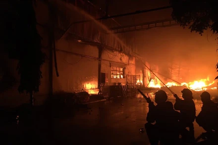 Lực lượng cứu hoả tích cực chữa cháy tại hiện trường.