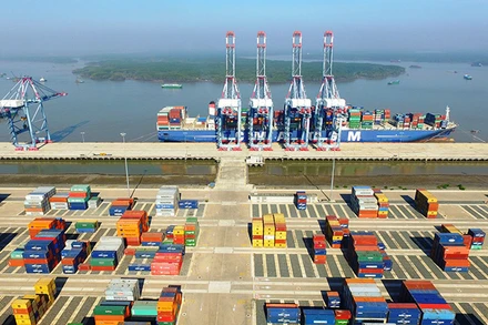 Hệ thống cảng nước sâu Cái Mép- Thị Vải, được đầu tư hiện đại, đang dần trở thành một trong những cụm cảng sầm uất bậc nhất trong khu vực và trên thế giới.