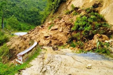 Sạt lở đất trên đường từ thị trấn Bắc Hà đi xã Bản Liền.