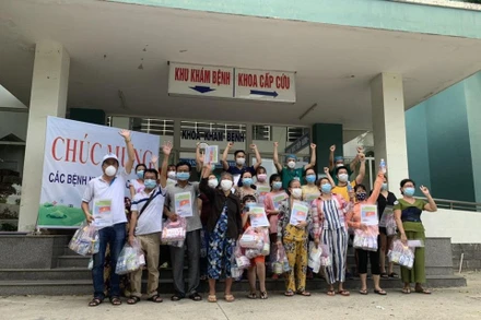 Các bệnh nhân được công bố khỏi bệnh tại Trung tâm y tế Hòa Vang.