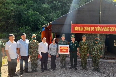 Đồng chí Trương Thị Mai, Trưởng Ban Dân vận T.Ư tặng quà cán bộ, chiến sĩ chốt phòng, chống dịch Covid-19 ở xóm Cốc Pàng, thị trấn Trà Lĩnh, huyện Trùng Khánh (Cao Bằng).