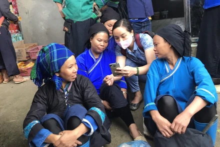 Vận động người dân ở Hà Giang cài ứng dụng Bluezone.