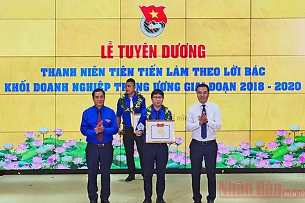 Đại diện T.Ư Đoàn TNCS Hồ Chí Minh và Đoàn Khối Doanh nghiệp T.Ư trao Bằng khen tặng các thanh niên làm theo lời Bác tại buổi lễ.