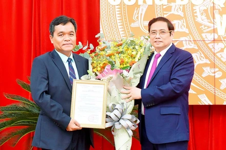 Đồng chí Phạm Minh Chính trao Quyết định về việc chuẩn y đồng chí Hồ Văn Niên, Ủy viên Dự khuyết Ban Chấp hành Trung ương Đảng, giữ chức Bí thư Tỉnh ủy Gia Lai.