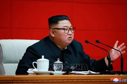Nhà lãnh đạo Kim Jong-un chủ trì phiên họp Bộ Chính trị đảng Lao động Triều Tiên tại Bình Nhưỡng, ngày 13-8-2020. (Ảnh: Yonhap/TTXVN)