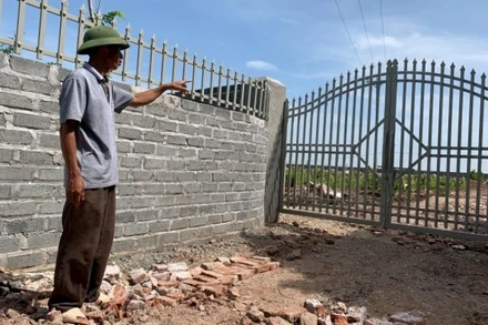 Ông Đinh Văn Thắng phản ánh việc công trình vi phạm trên đất trồng lúa, bịt kín lối đi nội đồng của bà con.