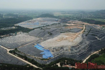 Khu liên hợp xử lý rác thải Nam Sơn nhìn từ trên cao. (Ảnh: LÊ VIỆT)