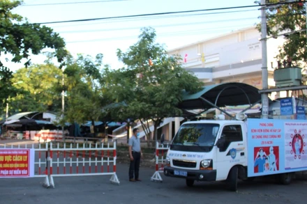 Lực lượng chức năng thực hiện phong tỏa khu vực nhà ở BN841.