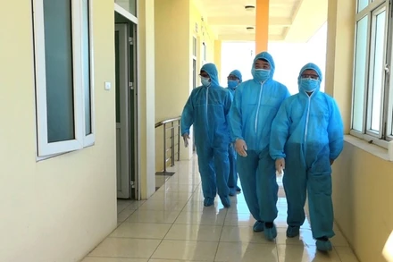 Lãnh đạo huyện Quảng Xương điểm tra cơ sở vật chất, hoạt động tại khu cách ly Tiên Trang.