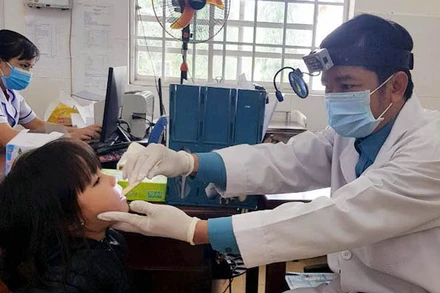 Khám sàng lọc bệnh bạch hầu tại địa bàn huyện Đam Rông, Lâm Đồng (Ảnh: VI XUÂN)