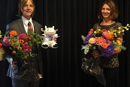 Tác giả (trái) và dịch giả. Ảnh: Euronews.