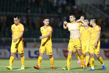 Bỏ giải và câu chuyện về tính chuyên nghiệp của bóng đá Việt