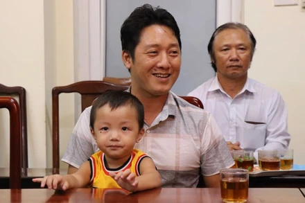 Cháu Nguyễn Cao Gia Bảo và bố.