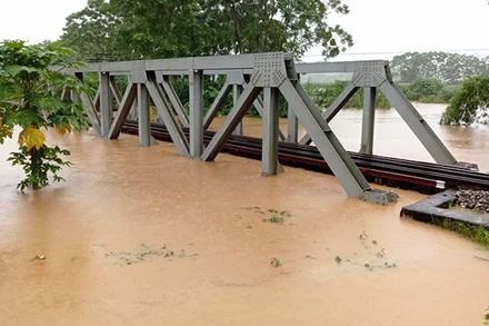 Cầu đường sắt Nga Quán, huyện Trấn Yên bị nước dâng cao sát đường ray.