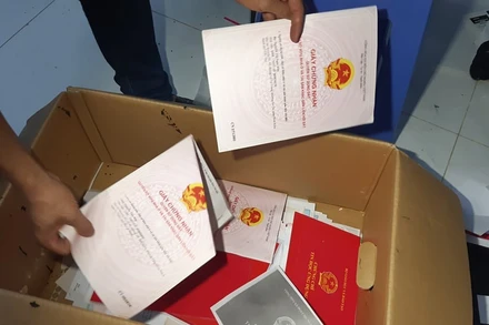 Thu giữ nhiều giấy chứng nhận quyền sử dụng đất giả.