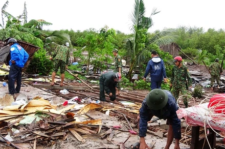 Lực lượng dân quân giúp dân khắc phục hậu quả do thiên tai.