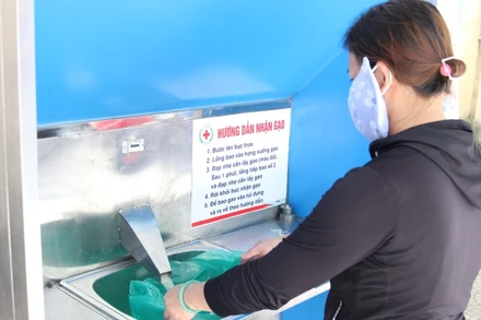 Nhận gạo hỗ trợ.