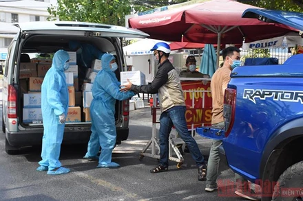 Nguồn hàng, nhu yếu phẩm các tổ chức, cá nhân hỗ trợ người dân Đà Nẵng.