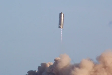 Nguyên mẫu Starship SN5 bay lơ lửng trên bầu trời sáng 5-8. Ảnh: Austin Barnard qua Twitter.