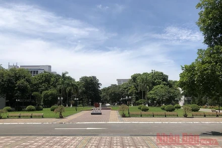 Trong khuôn viên Trường đại học Bách khoa Hà Nội (Ảnh: VIỆT DŨNG)