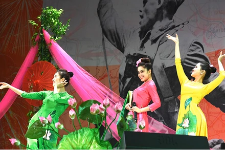 Một tiết mục biểu diễn nghệ thuật của Đoàn Việt Nam tại Liên hoan văn hóa các dân tộc “Tình bạn không biên giới”. Ảnh: Trọng Hải