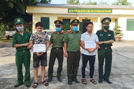 Đồn Biên phòng Thị Hoa phối hợp, bắt giữ hai đối tượng tổ chức cho người xuất/cảnh trái phép.