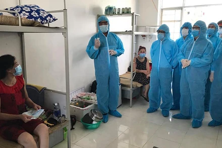 Thứ trưởng Y tế Đỗ Xuân Tuyên thăm hỏi người dân trong khu cách ly tại Hải Dương.