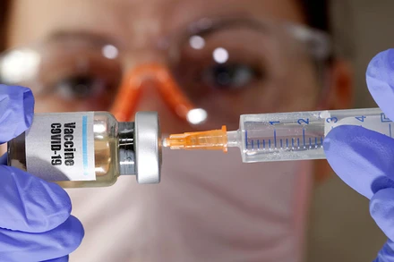 Nhiều nước trên thế giới đang tiến hành thử nghiệm các loại vaccine ngừa Covid-19. Ảnh: Reuters