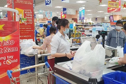 Người dân chọn mua hàng hóa, thực phẩm tại một siêu thị Co.opmart.