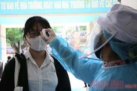 Đo thân nhiệt thí sinh trước khi vào điểm thi.