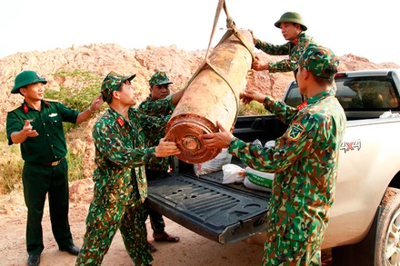 Lực lượng công binh Bộ CH quân sự tỉnh Quảng Ninh di dời thành công quả bôm nặng hơn 450 kg.