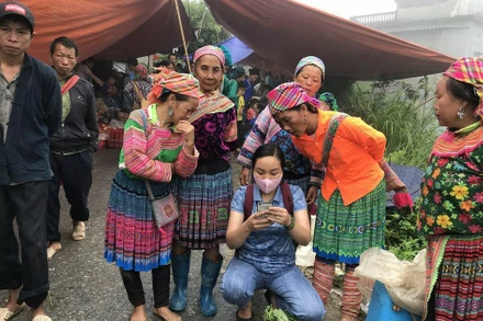 Vận động người dân Hà Giang cài ứng dụng Bluezone. Đây vẫn đang là địa phương có tỷ lệ cài đặt thấp nhất cả nước.