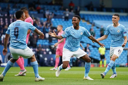 R. Sterling (giữa) mở tỷ số cho Man City.