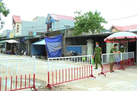 Lực lượng chức năng thường trực tại chốt kiểm soát ở phường Quảng Vinh, thành phố Sầm Sơn.