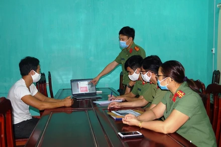 Công an Hà Nam làm việc với Nguyễn Văn C. về hành vi đăng tải thông tin sai sự thật liên quan Covid-19 trên mạng xã hội Facebook.