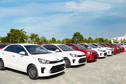 Lô hàng 80 xe Kia Soluto được đưa xuống cảng Chu Lai để xuất khẩu sang Myanmar.