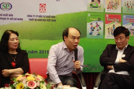 GS Đỗ Đức Thái (giữa) trong buổi Lễ ra mắt bộ sách Cánh Diều.