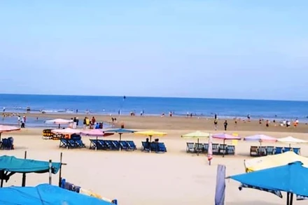 Chưa khi nào giữa mùa du lịch nhưng Bãi Sau (TP Vũng Tàu) lại vắng vẻ như hiện nay.