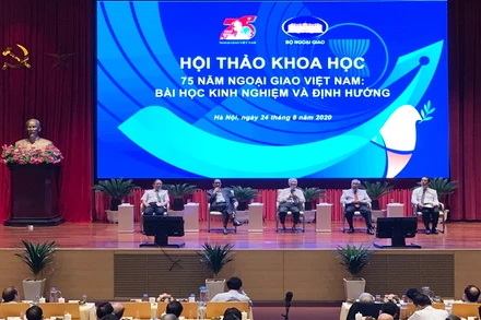 Các diễn giả trong phiên thảo luận sáng nay. (Ảnh: Hoàng Hà)