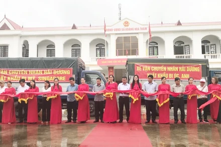 Cắt băng chào mừng lô nhãn đầu tiên xuất khẩu đi Mỹ, Anh, Australia và Singapore.